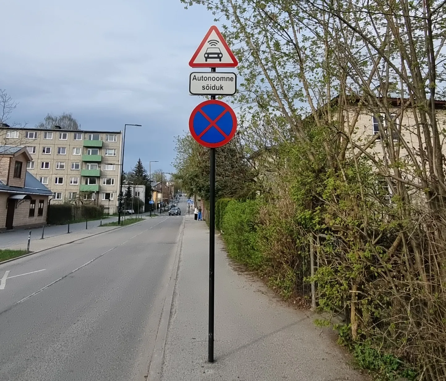 Teisipäeva õhtupoolikul oli Tartus Roosi tänaval autonoomsest sõidukist teavitav liiklusmärk endiselt omal kohal, ehkki isejuhtiv buss ei sõida seal juba 2024. aasta sügisest.
