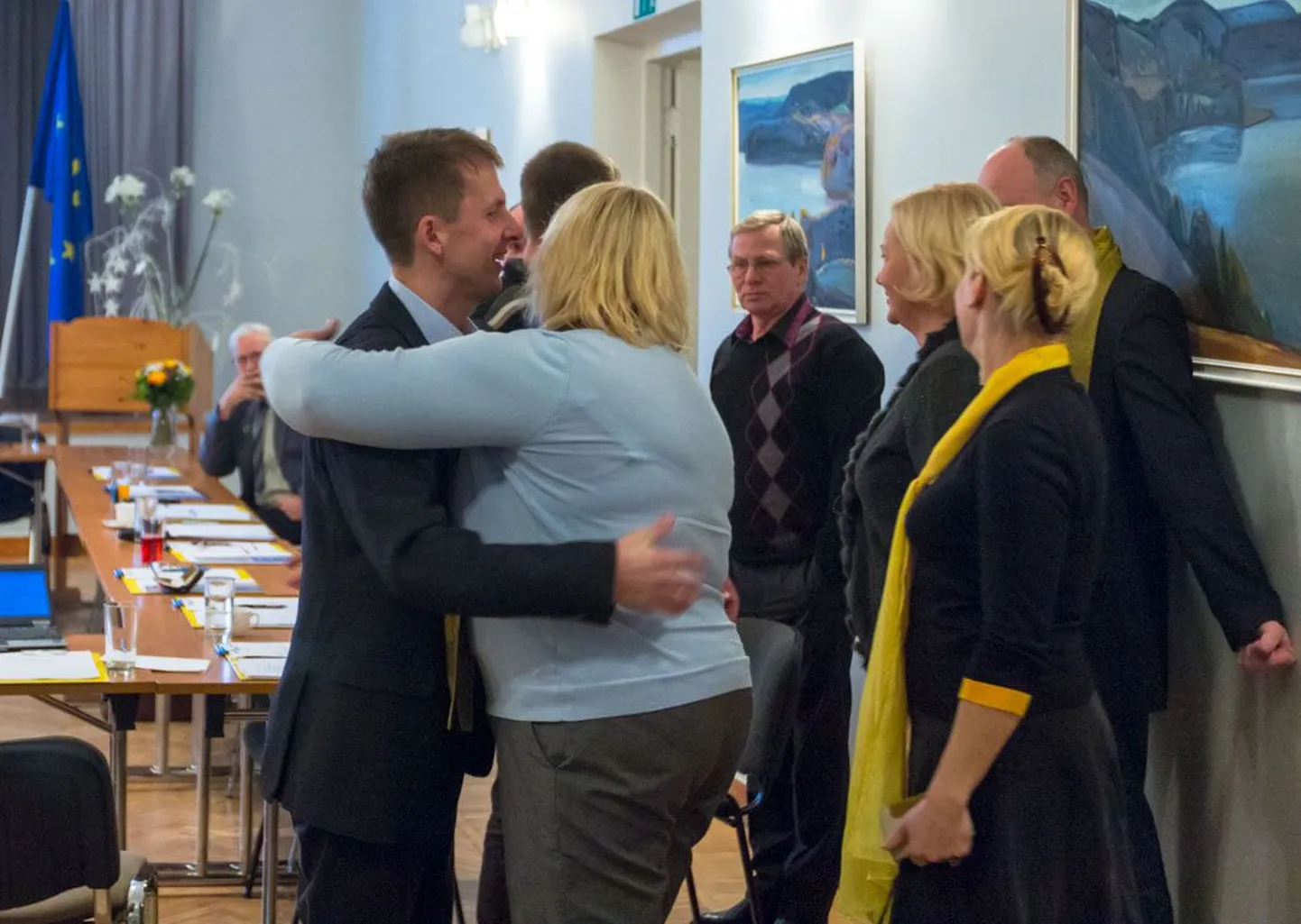 Vastne vallavanem Kuldar Veere valimisliidust Otepää Kodanik (vasakul) võttis vastu õnnitlusi temaga samas nimekirjas kandideerinutelt. Teda kallistab Marika Ein, kes on Veere asendusliige volikogus.