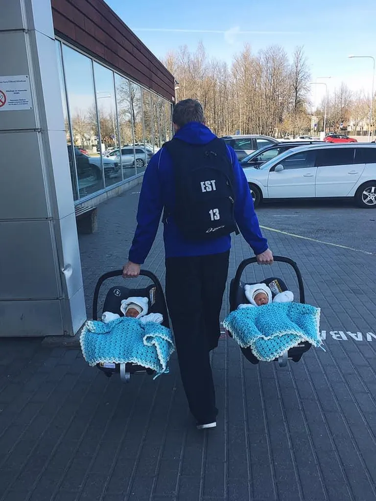Ronald Järvel (seljaga) on nüüdsest mõlemad käed võrdselt tööd täis, sest tema ja elukaaslase Heidi perre sündisid kaksikud poisid Jakob ja Hendrik.