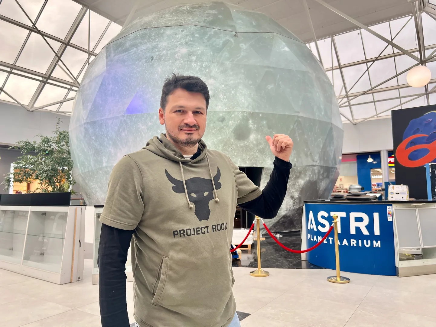Vladimir Goman enda ostetud planetaariumi taustal.