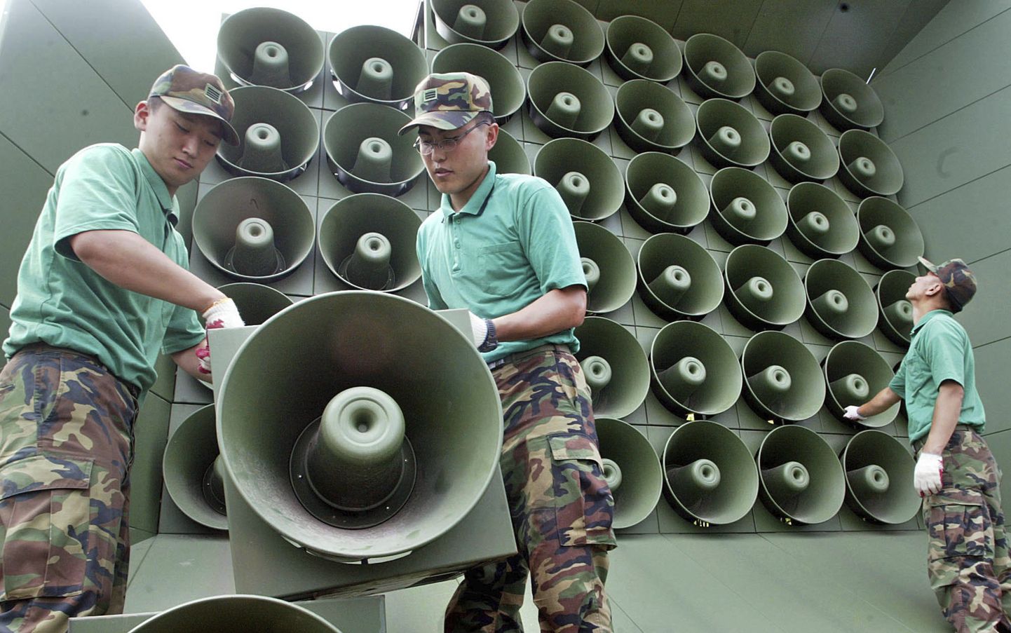 Lõuna-Korea sõdurid Põhja-Korea piirilt valjuhääldeid eemaldamas.