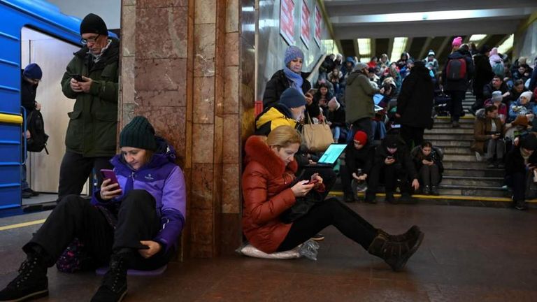Жители Киева во время воздушной тревоги в четверг утром в метро