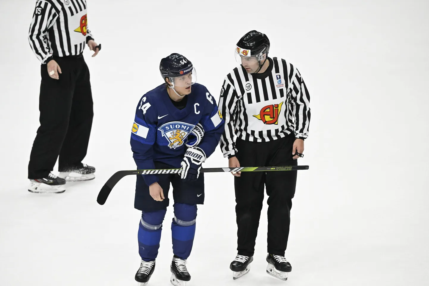 Somijas hokeja izlases kapteinis Mīkaels Granlunds apspriežas ar mača tiesnesi