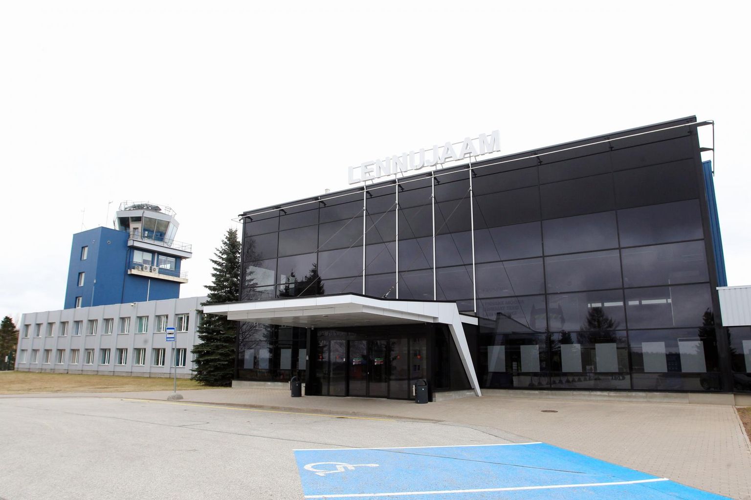 Ärireiside peatumise tõttu seisab Tartu lennujaam tühjalt. Esmane siht on taastada lennuühendus Helsingiga.