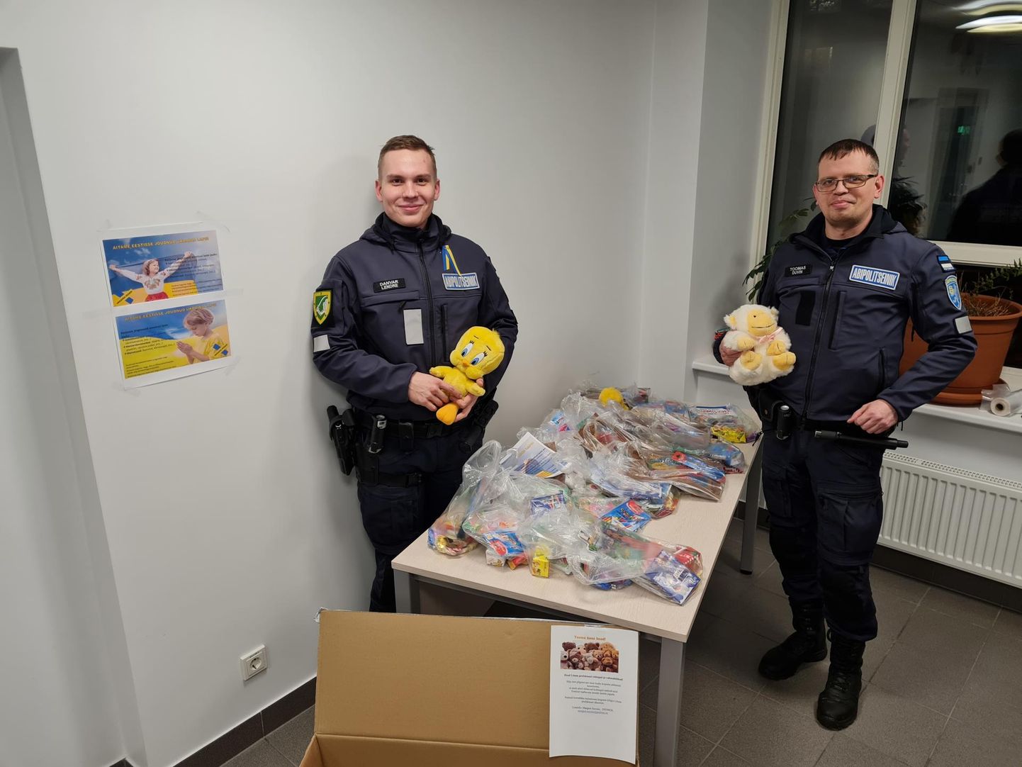 Valga abipolitseinikud Danvar Lendre (vasakul) ja Toomas Duvin algatasid kolleegide seas Ukrainast saabuvate laste heaks mänguasjade ja teiste esemete kogumise.