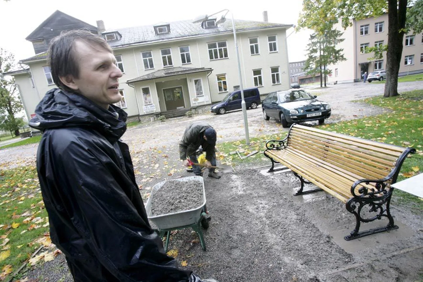 Järvamaa muuseumi direktori kohusetäitja Valev Väljaots  (esiplaanil) näeb homme oma mõtte teoks saamist, kui  Paide vana rahvamaja ees avatakse Juhan Zeigeri pink. Reedel tegi El-Sani juht Aare Kalvik viimaseid ettevalmistusi.