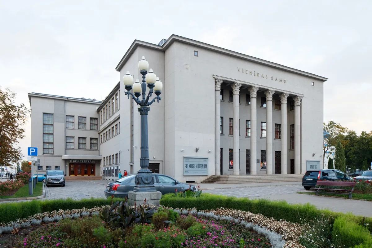 Daugavpils galvenā kultūras iestāde - Vienības nams. Tā pagrabā agrāk atradās sporta zāle. Lai gan līgums pārtraukts februārī, tur joprojām nenotiek nekas - pat uzraksts nav noņemts. Ēkas foto: