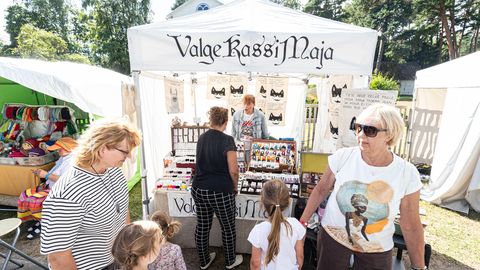 VIRU FOLK ⟩ Folgil saab osta nii ehteid kui rõivaid, käsitööst rääkimata