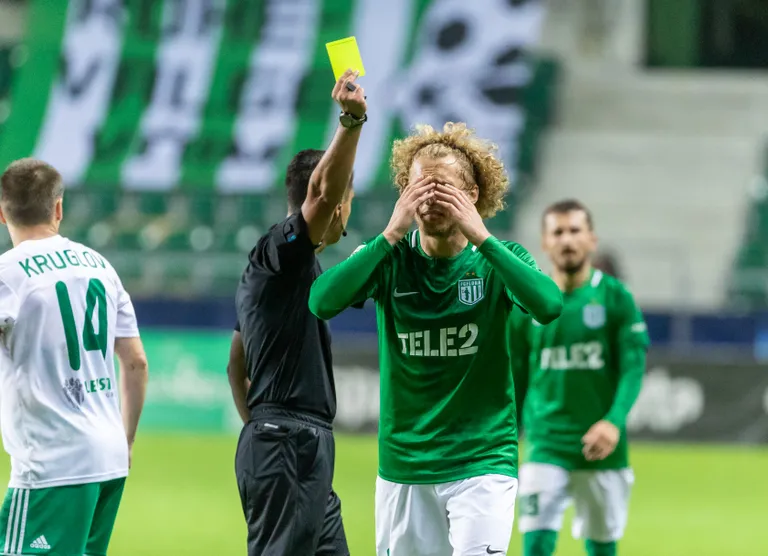 Rauno Alliku pärast kollase kaardi saamist mängus Levadiaga.