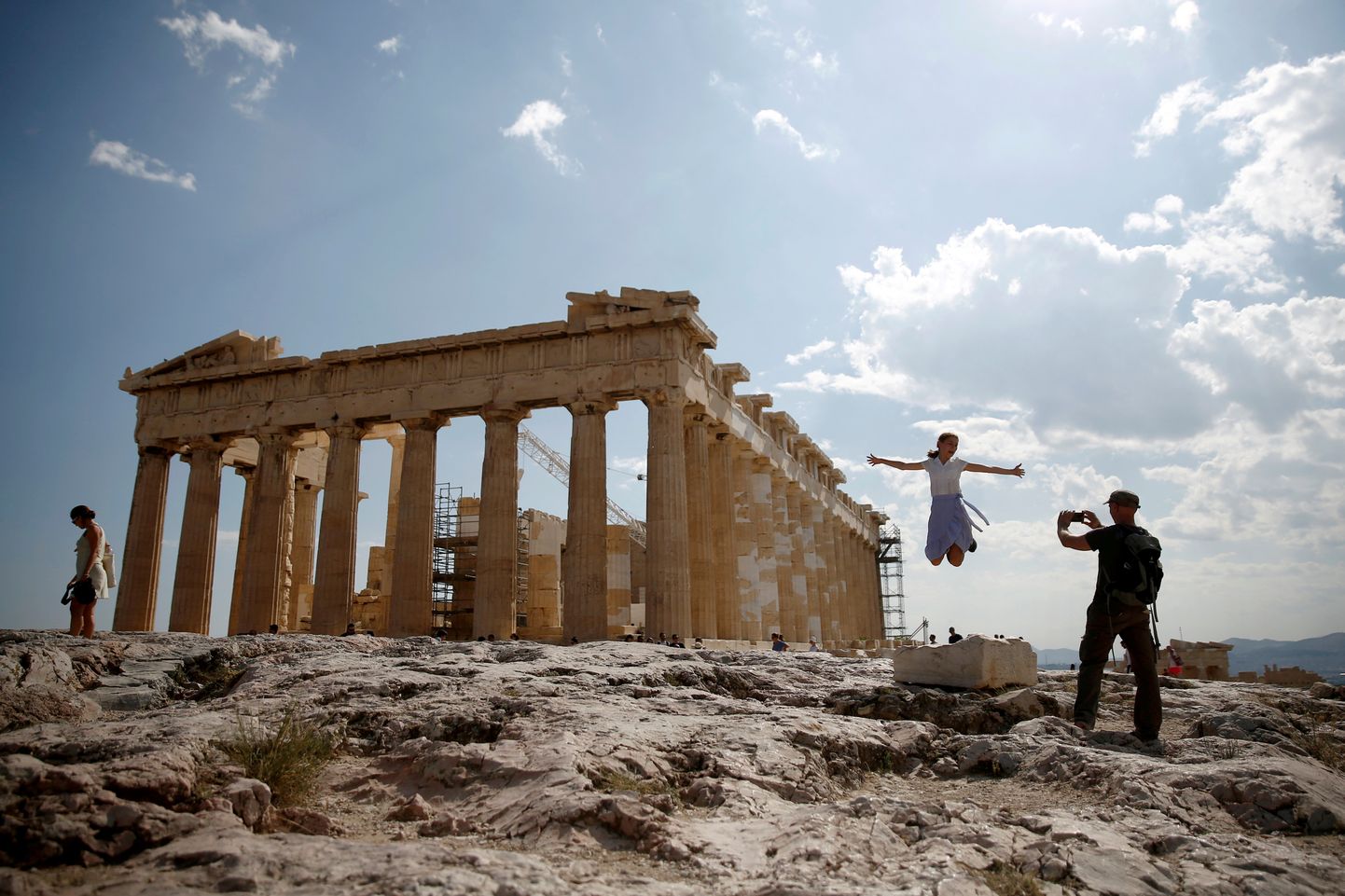 Turistid Ateena akropoli künkal pildistamas.
