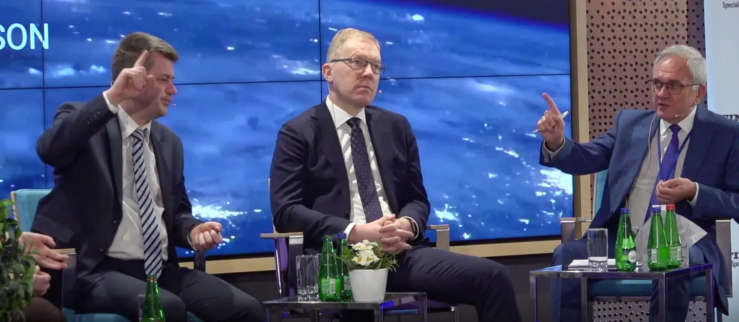Välisminister Urmas Reinsalu, Riigikogu väliskomisjoni esimees Marko Mihkelson ning õigus- ja riigiteadlane Jüri Raidla, Ellex Raidla vanempartner, väitlemas konverentsil Majandusjulgeolek 2020.  FOTO: Kaader videost