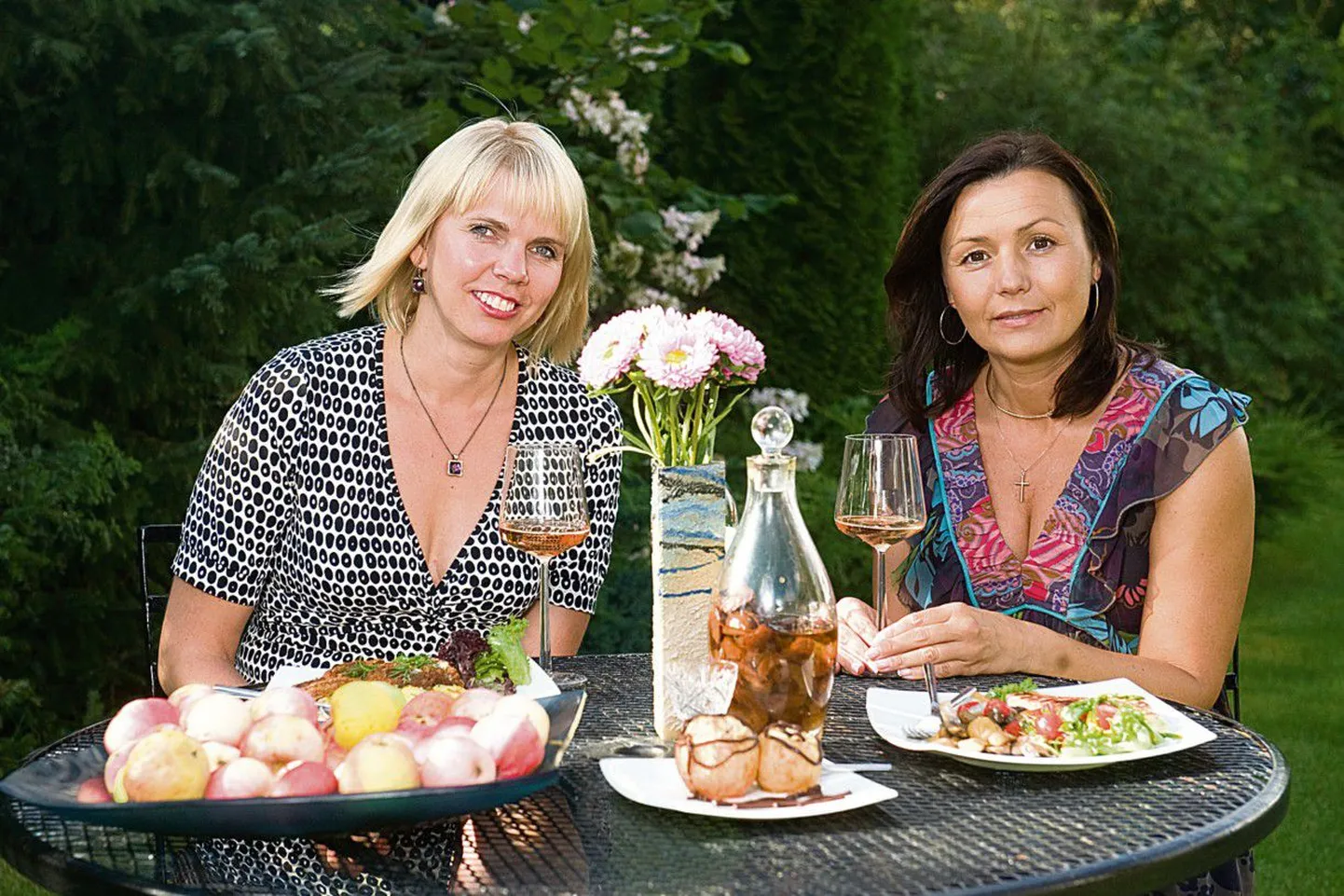 Hõbelusika-naised: Anu Laineste (vasakul) ja Margit Kirsipuu kiidavad, et sügis on kokkamiseks ja Eesti köögi nautimiseks üks paremaid aegu.