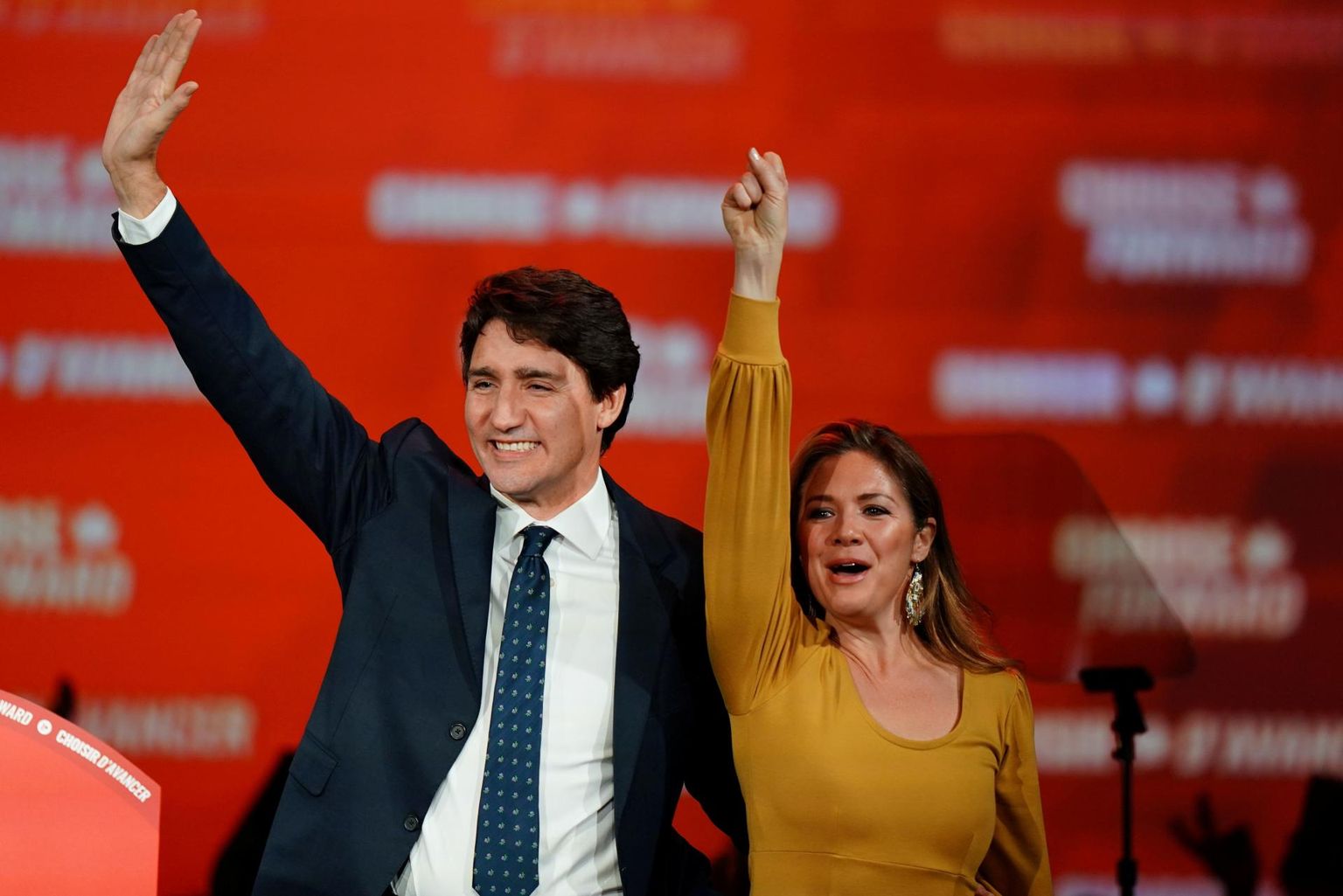 Liberaalide liider ja Kanada peaminister Justin Trudeau tähistamas eile valimisvõitu koos abikaasa Sophie Gregoire Trudeauga Montrealis. 