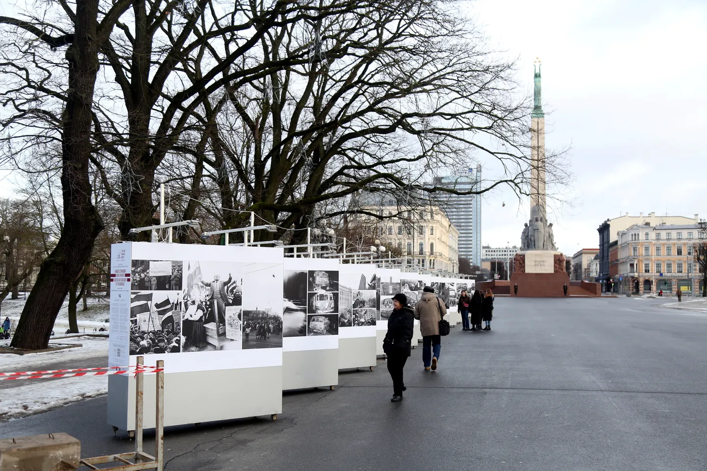 Fotoizstāde ''Barikāžu 14 dienas un naktis'' Brīvības pieminekļa laukumā.