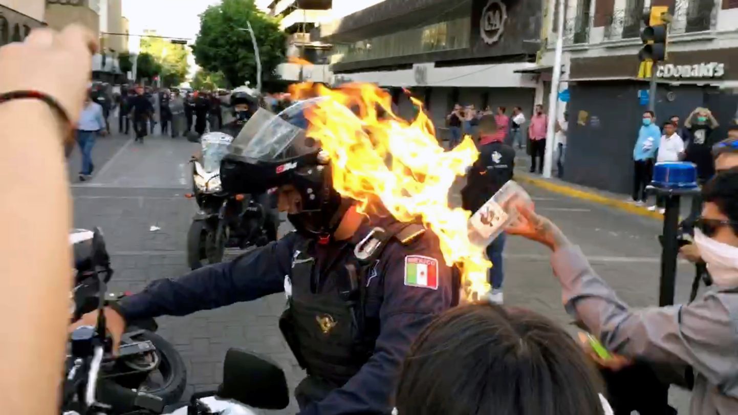 Mehhikos Jalisco osariigis Guadalajaras süütas protestija politseiniku
