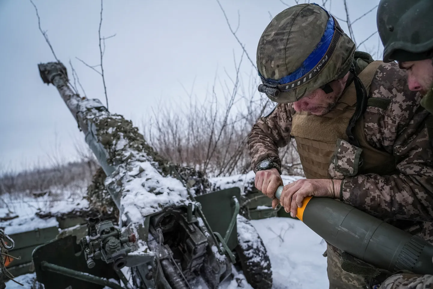 Ukraina 92. brigaadi sõdur valmistab tulistamiseks ette 120-mm moona. 10. jaanuar 2024.