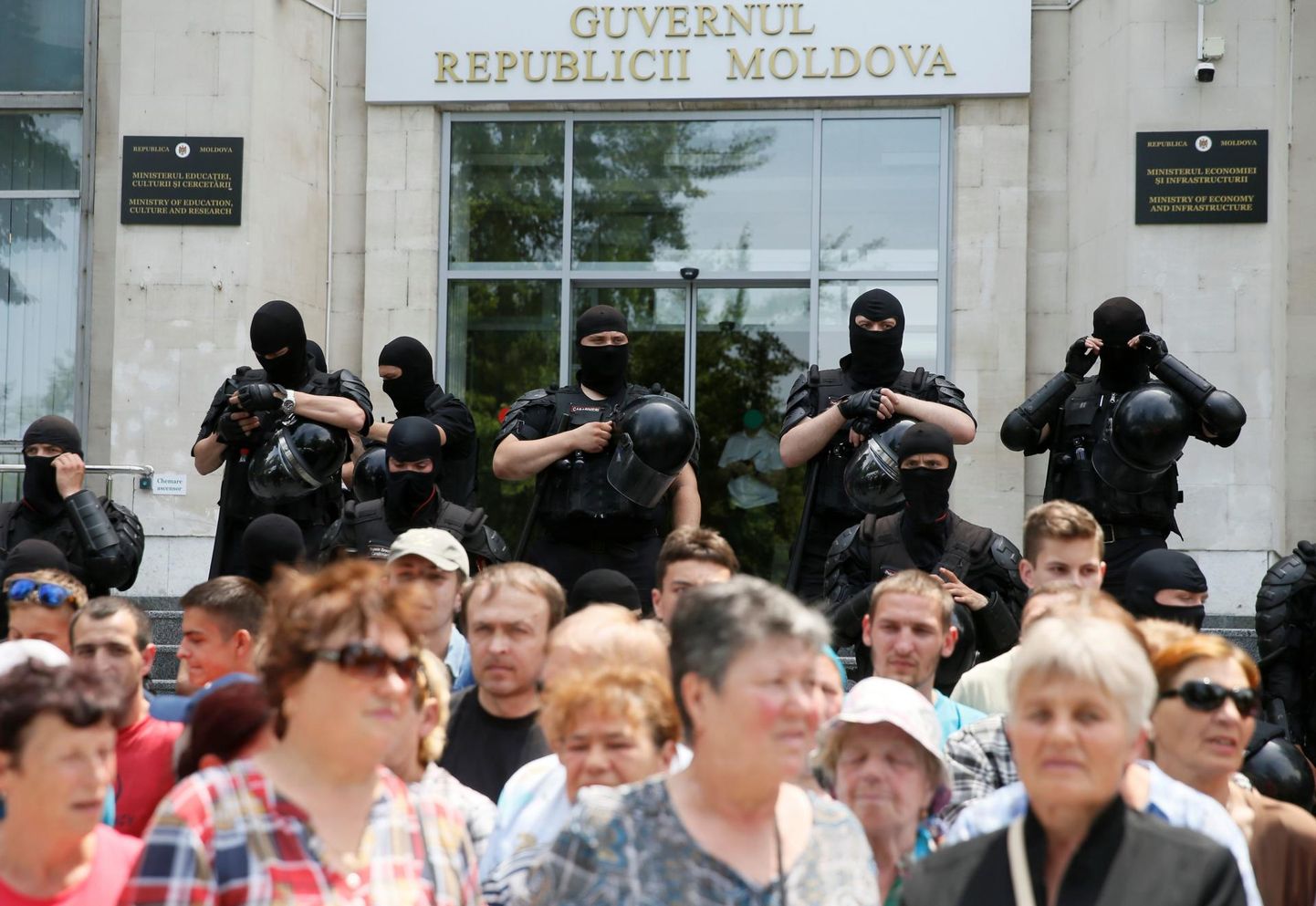 Moldova uus valitsus peab istungit. Parlamendihoone ette on kogunenud Demokraatliku Partei toetajad, kes nõuavad valitsuse laialisaatmist. Eriüksuslased jälgivad, et rahvakogunemine ei muutuks vägivaldseks. 