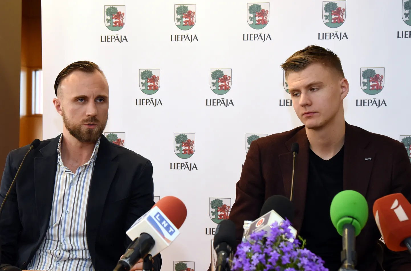 Jānis Porziņģis (no kreisās) un Latvijas basketbola spožākā zvaigzne Kristaps Porziņģis.