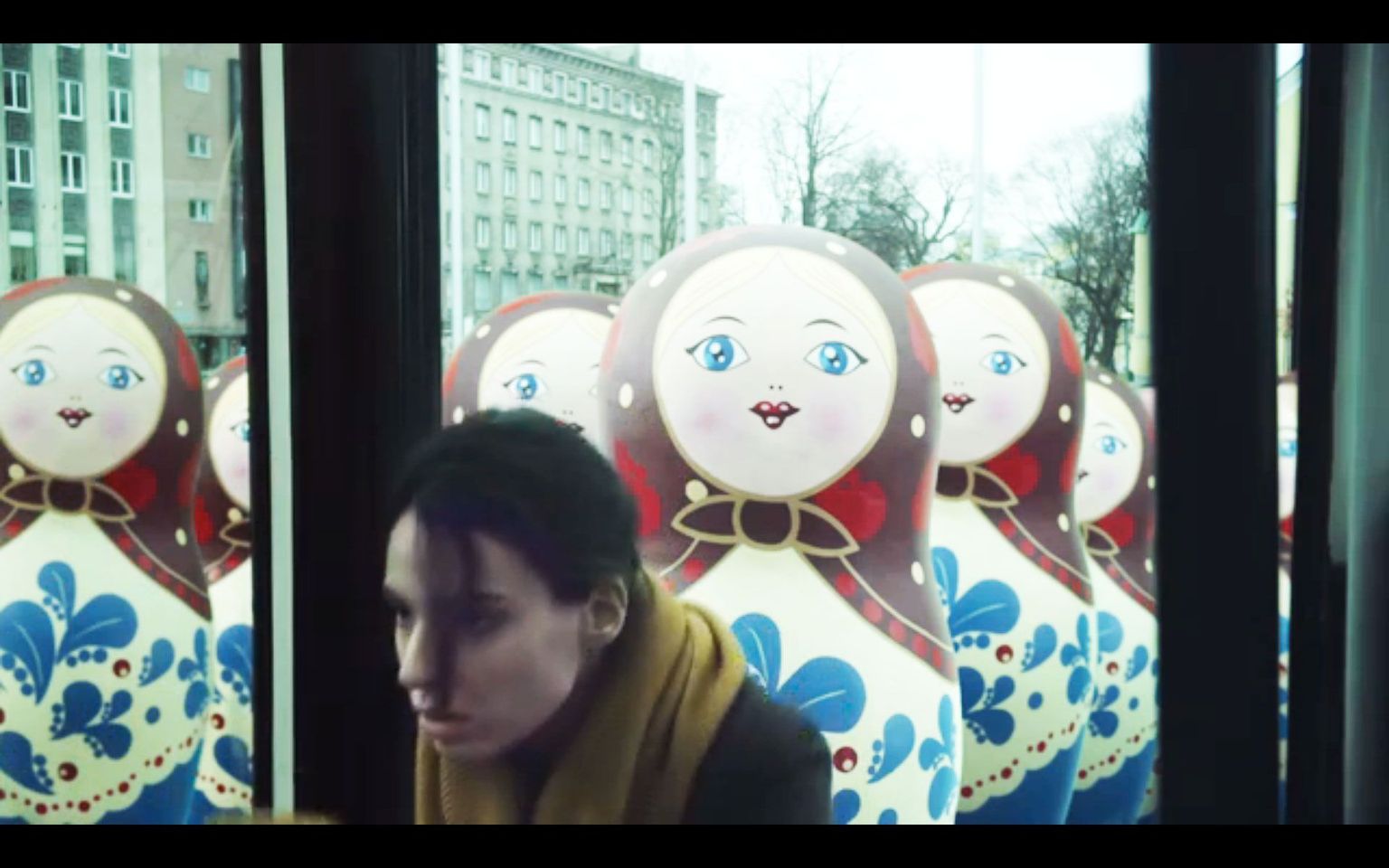 EASi kampaania videoklippides kujutati vene turiste stereotüüpselt matrjoškadena, nüüdseks on klipid kustutatud.
