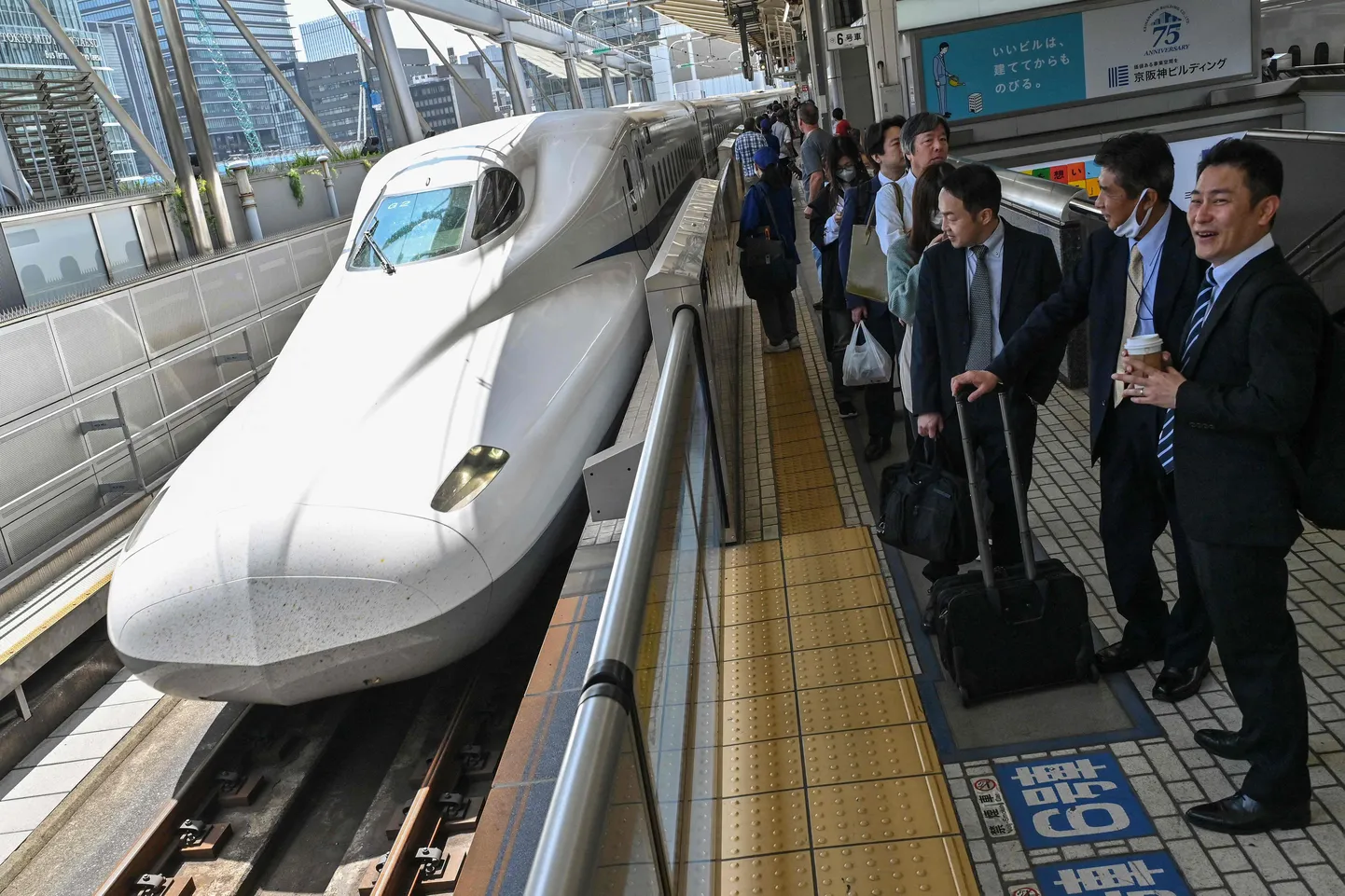 Reisijad Tokyo raudteejaamas astumas ülikiirrongi shinkansen’i pardale.