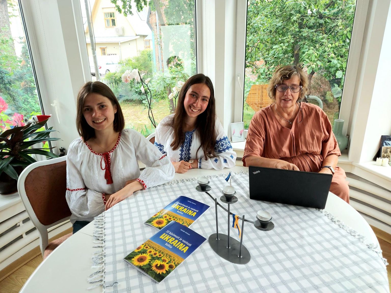 Heinike Heinsoo (paremalt) ning tema tudengite Snižana Fedorovitši ja Anna Bilyaki ees laual on raamatu «33 küsimust ja vastust Ukraina kohta» eksemplarid.