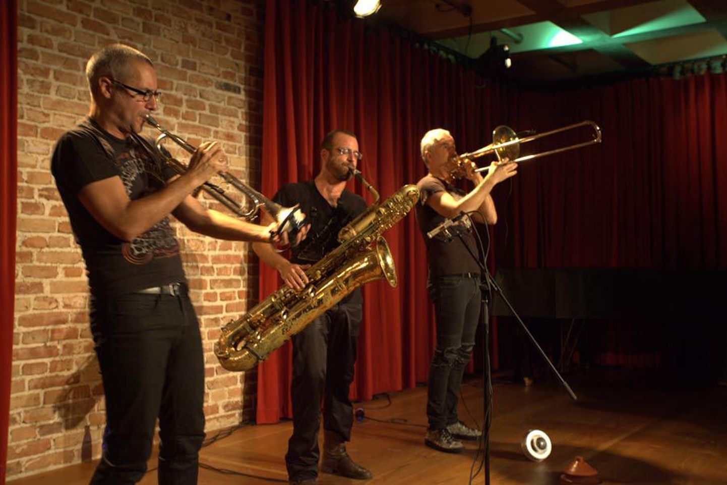 Trio Journal Intime’i pilliparki kuuluvad bass-saksofon, tromboon ja trompet. Kollektiivi muusika on inspireeritud Jimi Hendrixi loomingust.