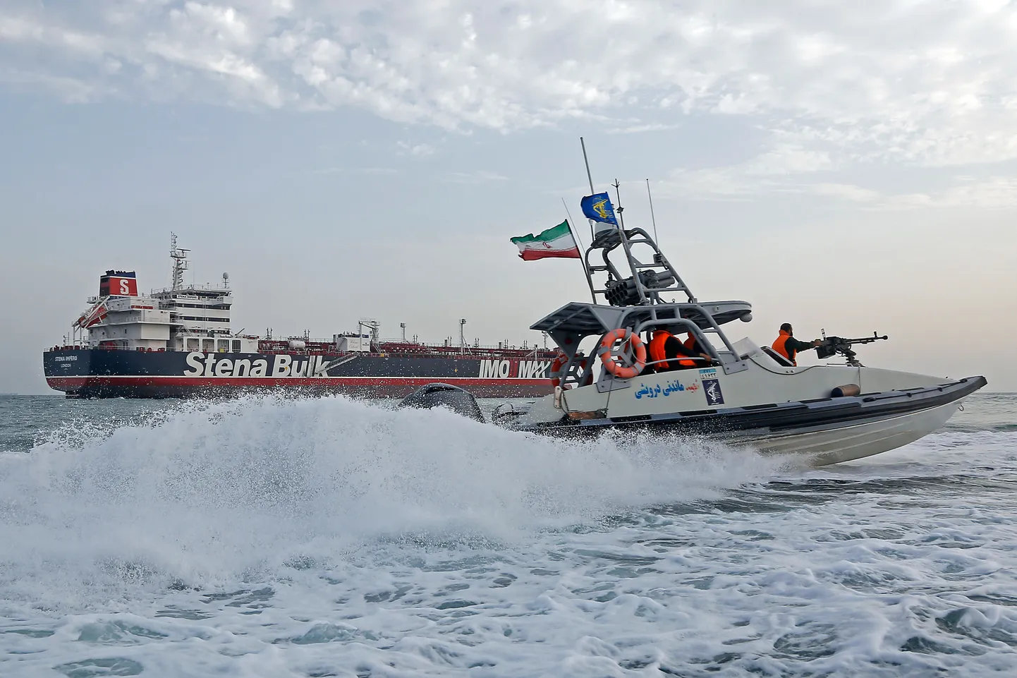 Sellelt 21. juulil tehtud pildilt on näha Iraani revolutsioonikaardi laeva patrullimas Briti lipu all seilavat tankerit Stena Impero, mis seisab ankrus Iraani sadamalinnas Bandar Abbasis.