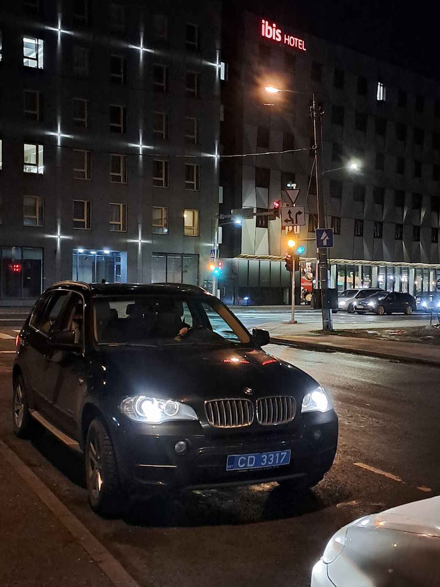 Hiina saatkonna auto Juhkentali tänaval eiras liiklusreegleid.