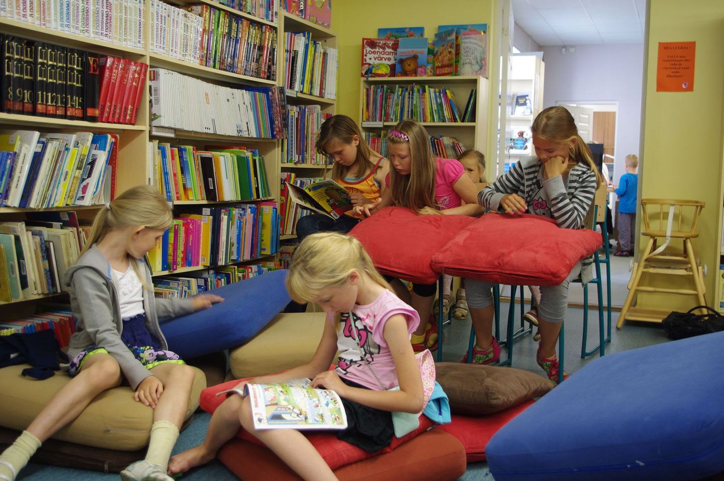 Lapsed Valga keskraamatukogus selle aasta esimese filmipäeva algust ootamas.