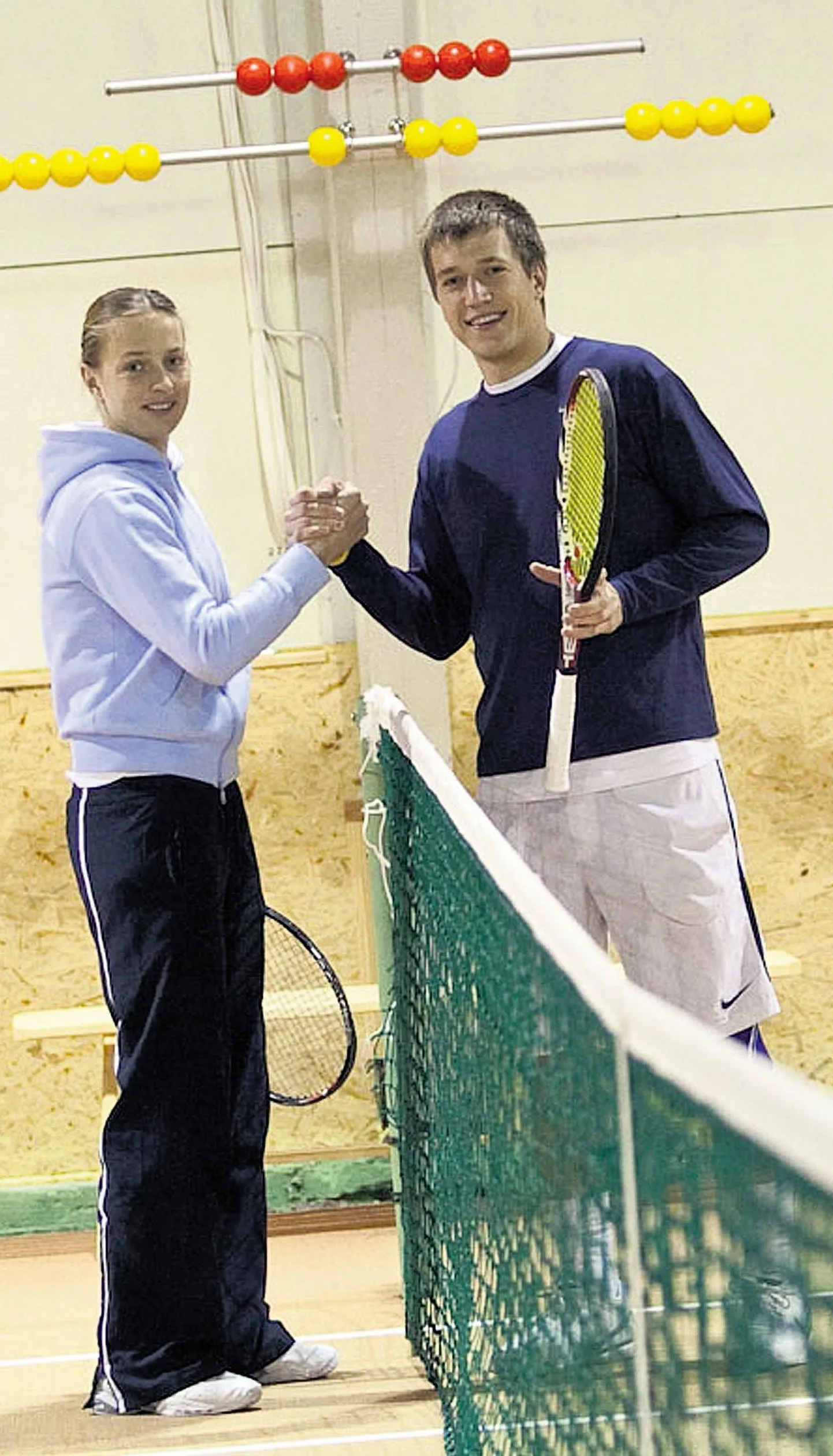 Võõrsil elavad tennisetuusad Maret Ani ja Siim Tuus harjutasid aasta lõpus Rakvere sisehallis.