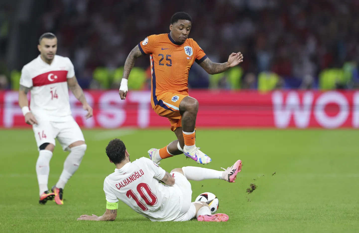 Steven Bergwijn (oranžis) suvisel EMil.