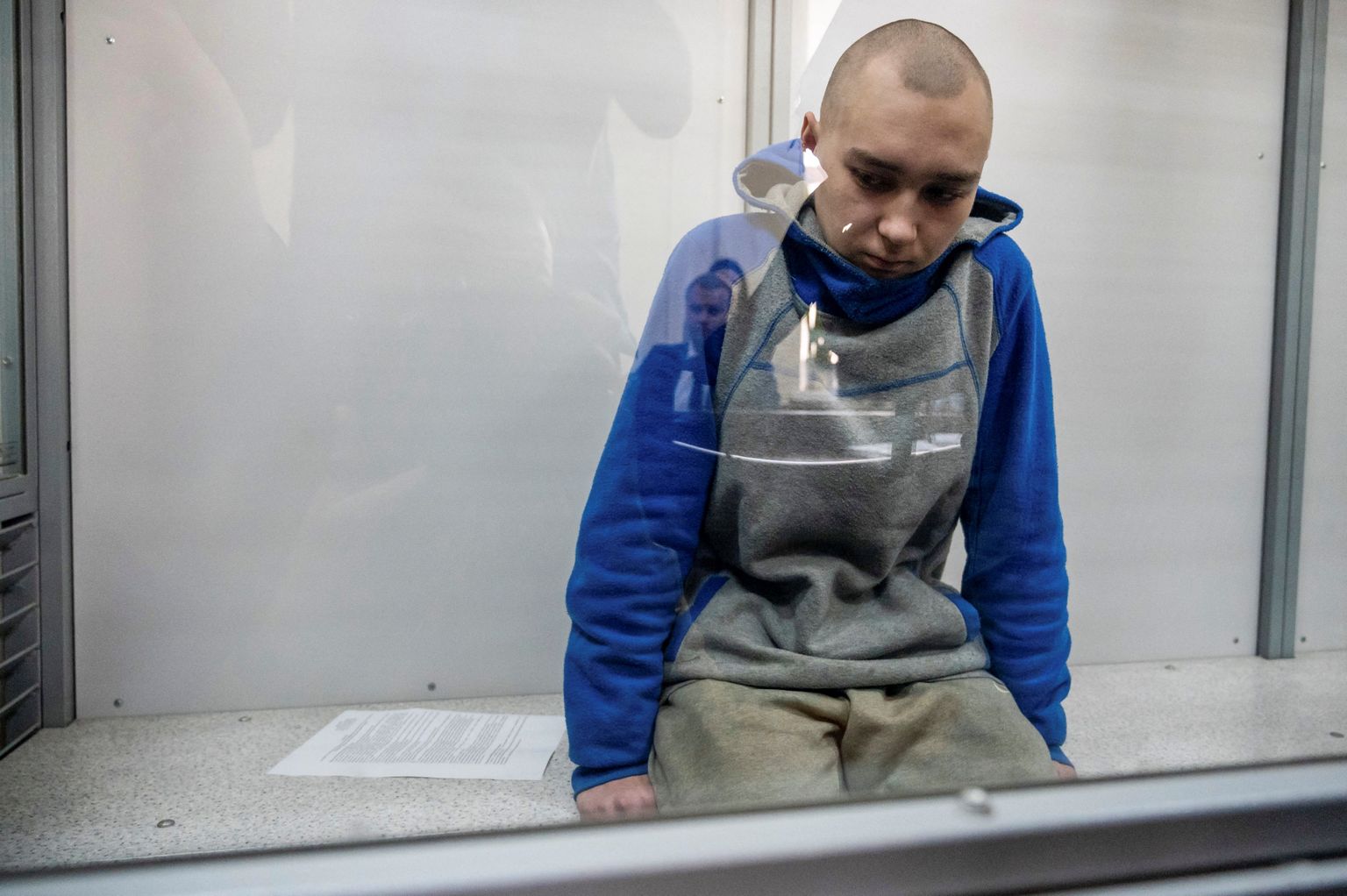Vene sõdur, 21-aastane Vadim Šišimarin Ukraina Kiievi kohtus. Teda süüdistati sõjakuriteos ja talle määrati eluaegne vangistus