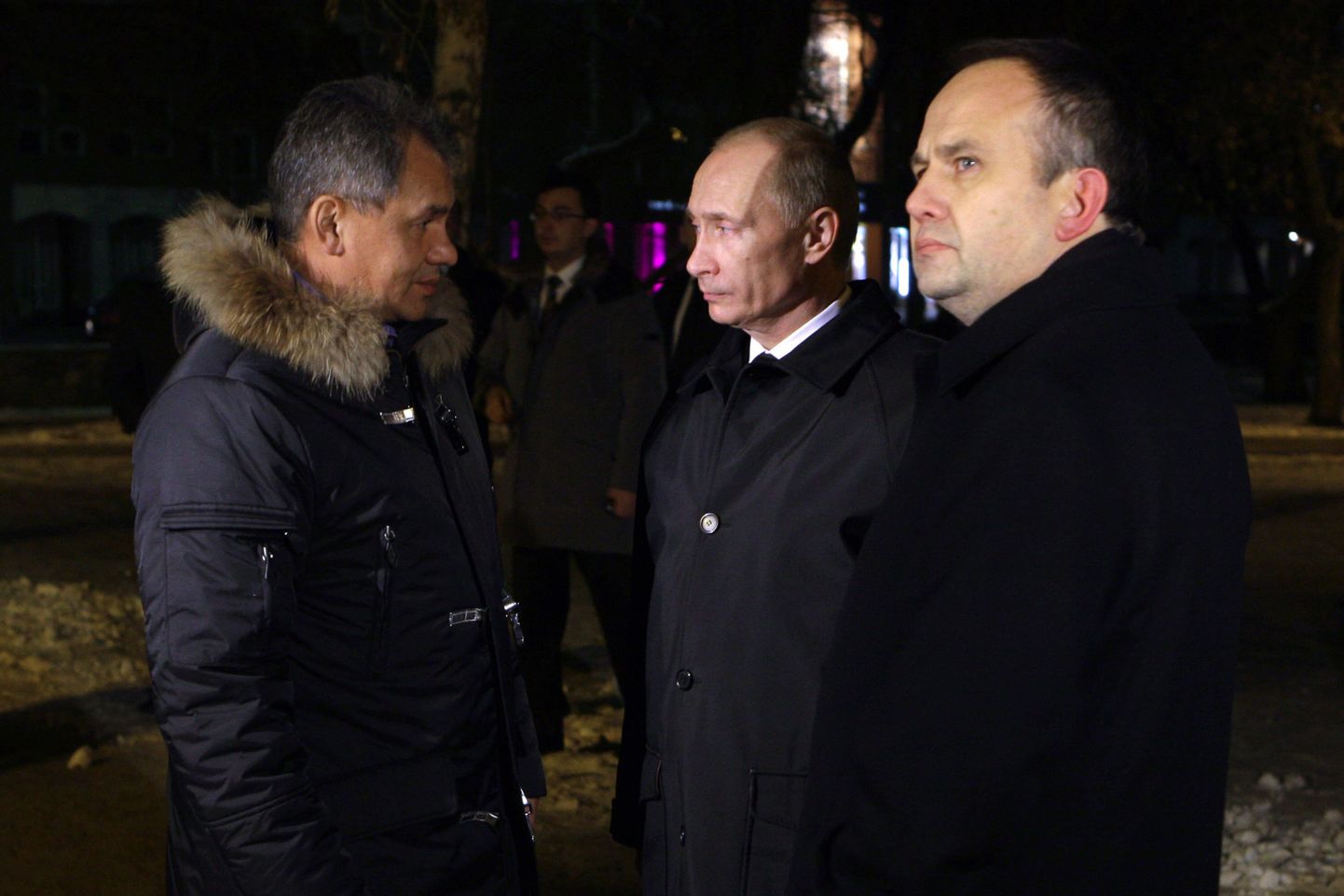 Eriolukordade minister Sergei Šoigu (vasakul), peaminister Vladimir Putin ja Permi krai kuberner Oleg Tširkunov (paremal) 8. detsembri öösel Permis.