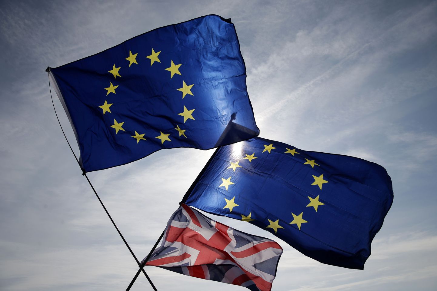 Euroopa Liidu ja Ühendkuningriigi lipud.