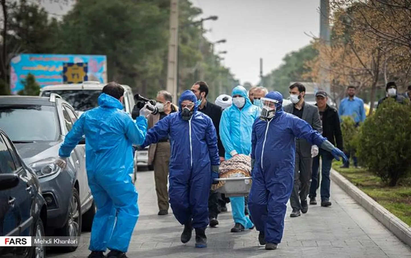 Iraani viirusesse surnud parlamendisaadiku surnukeha transporditakse matmisele.