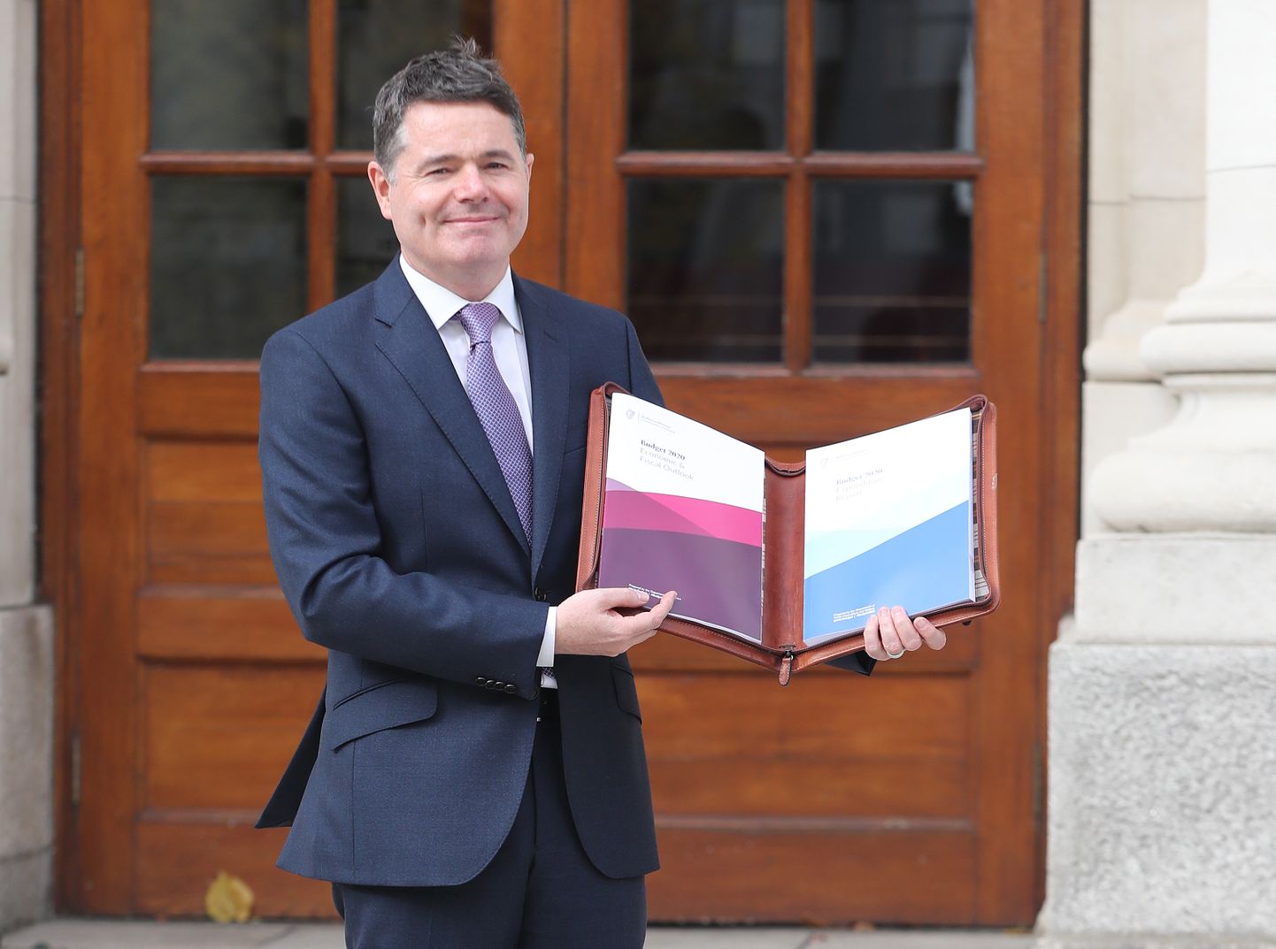 Iiri rahandusminister Paschal Donohoe esitlemas teisipäeval parlamenti suundudes järgmise aasta riigieelarve dokumenti.