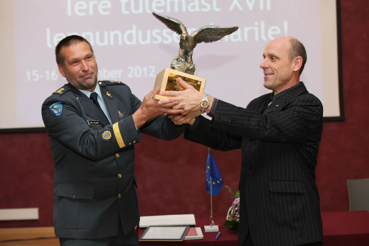 Aasta lennundusteo auhinna üleandmine.