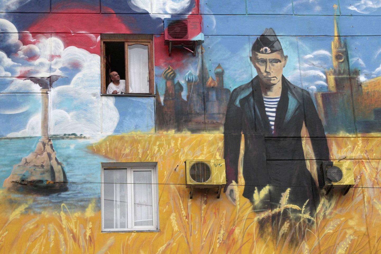 Sevastopolis (Krimmi poolsaar) asuvale kortermajale joonistatud grafiti, kus on nii Vene lipp kui president Vladimir Putin.