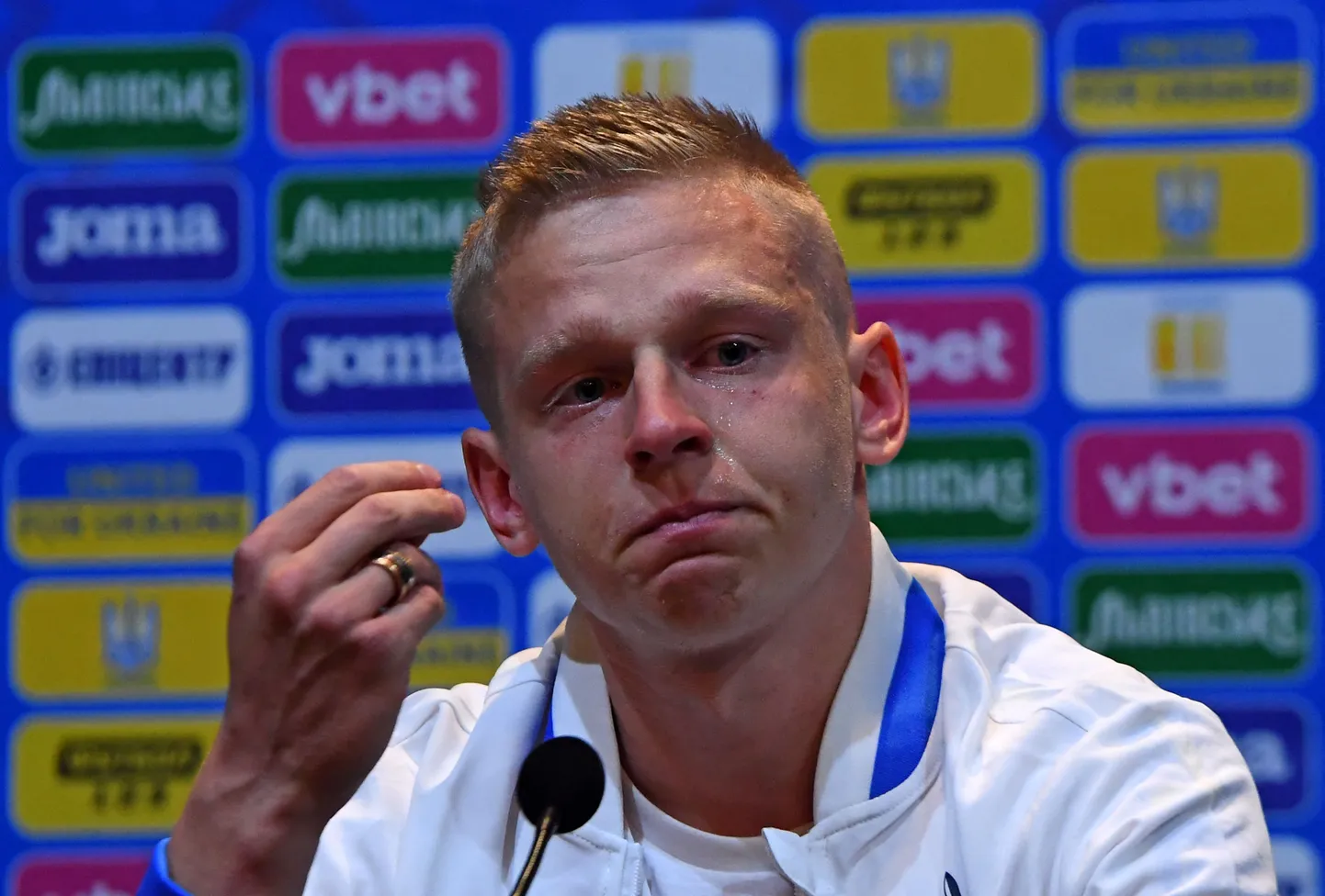 Oleksandr Zintšenko ei hoidnud pressikonverentsil pisaraid tagasi.