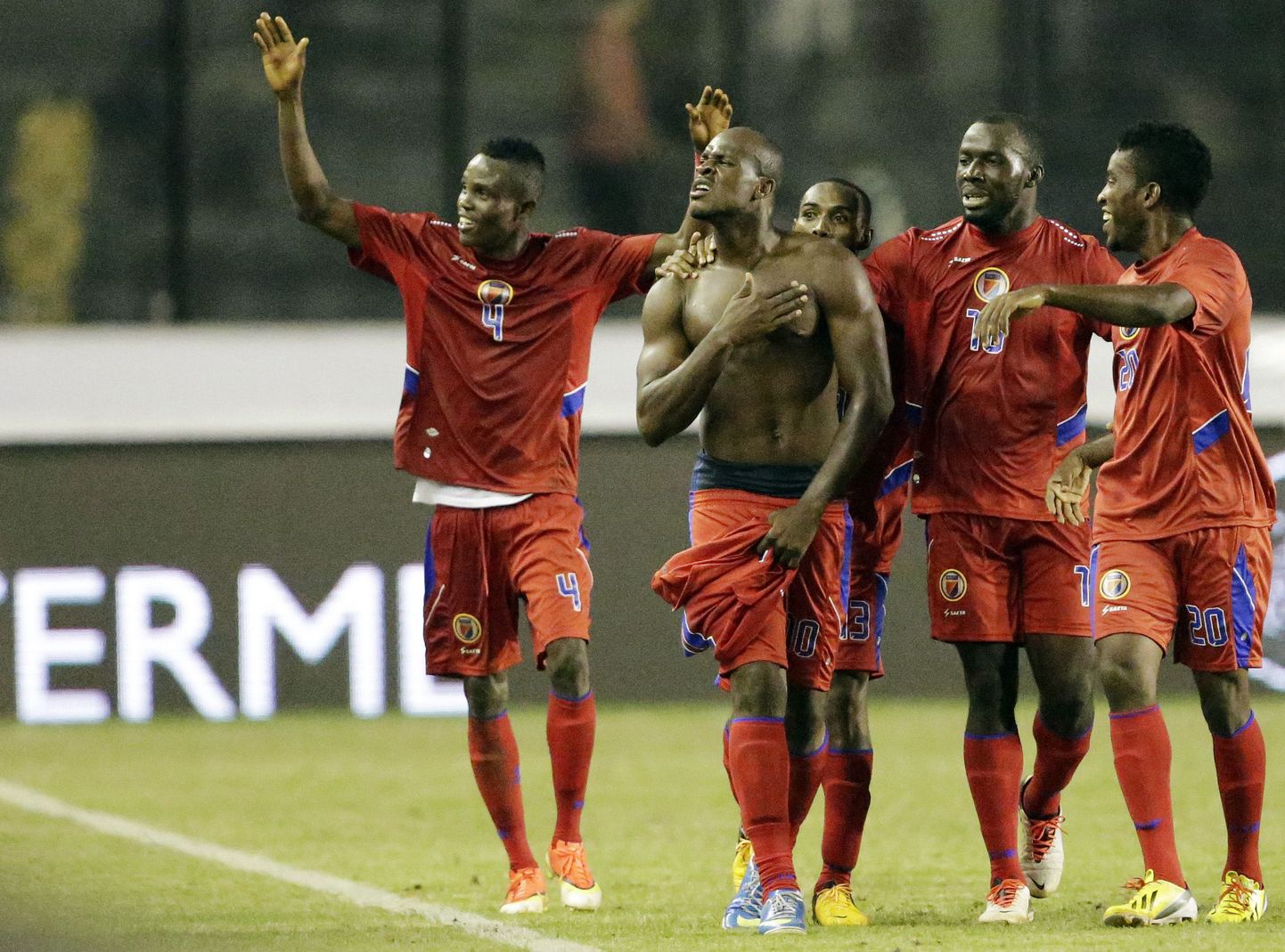 Haiti mängijad juubeldamas - viik Itaalia vastu oli nende jaoks kõva tulemus