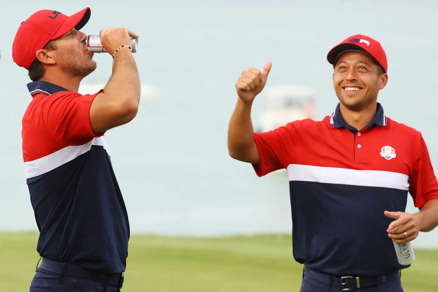 USA golfarid Brooks Koepka (vasakul) ja Xander Schauffele tähistavad Euroopa üle saadud võitu.