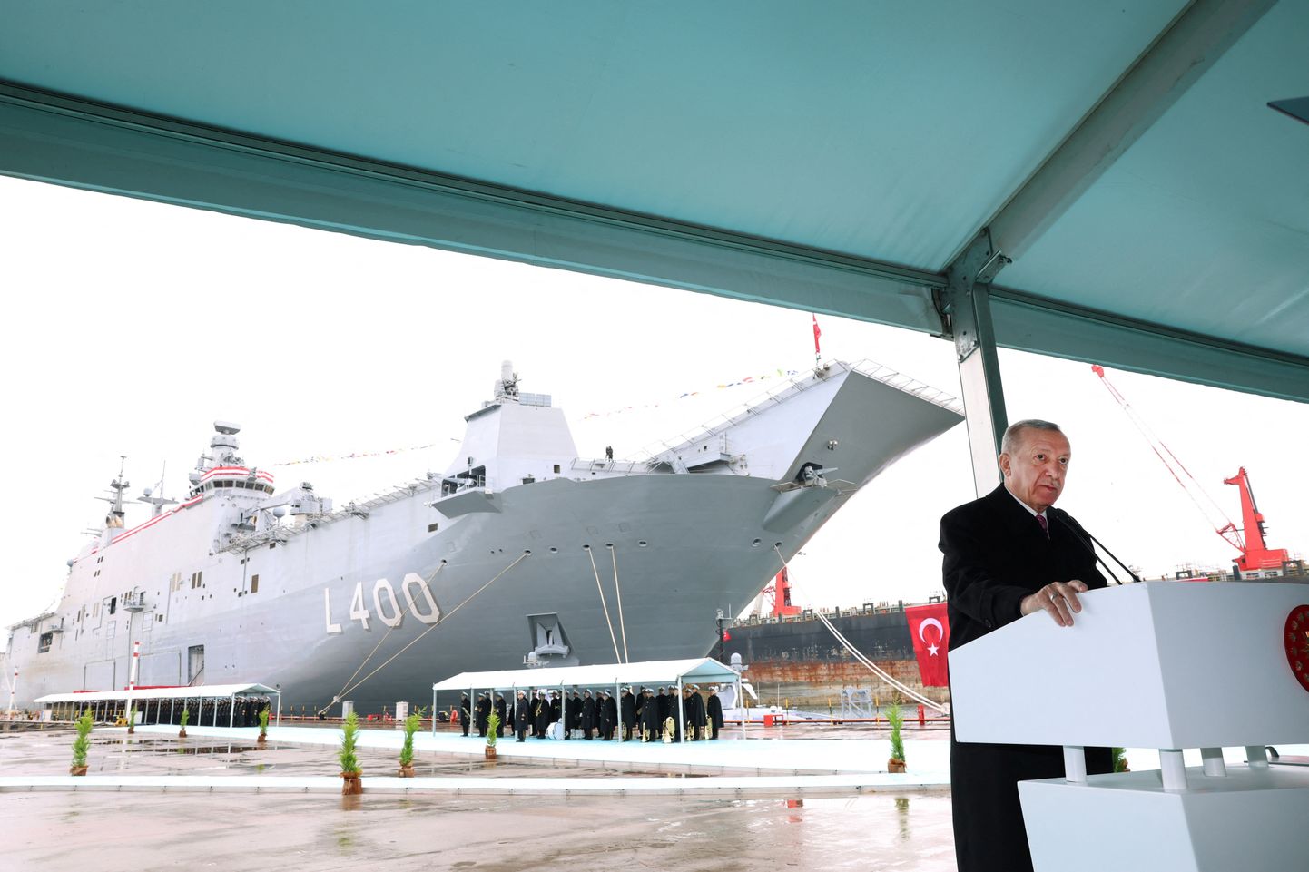 Türgi moodsaim ja suurim sõjalaev hakkab majutama Türgi enda uusimaid droone. Avamistseremoonial pidas kõne Türgi president Recep Tayyip Erdogan.