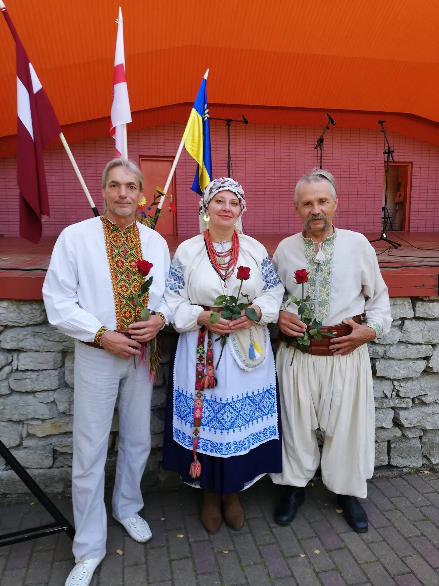 Ансамбль "Перелаз" знакомит эстоноземельцев с народной культурой Украины.