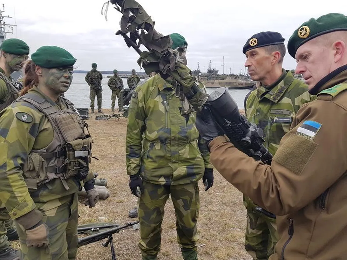 General Martin Herem and Sweden's Chief of Defense, General Micael Bydén, conducting an inspection of the Coastal Defense Regiment on Gotland.