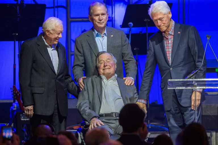 USA endised presidendid vasakult: Jimmy Carter, George H. W. Bush, George W. Bush ja Bill Clinton