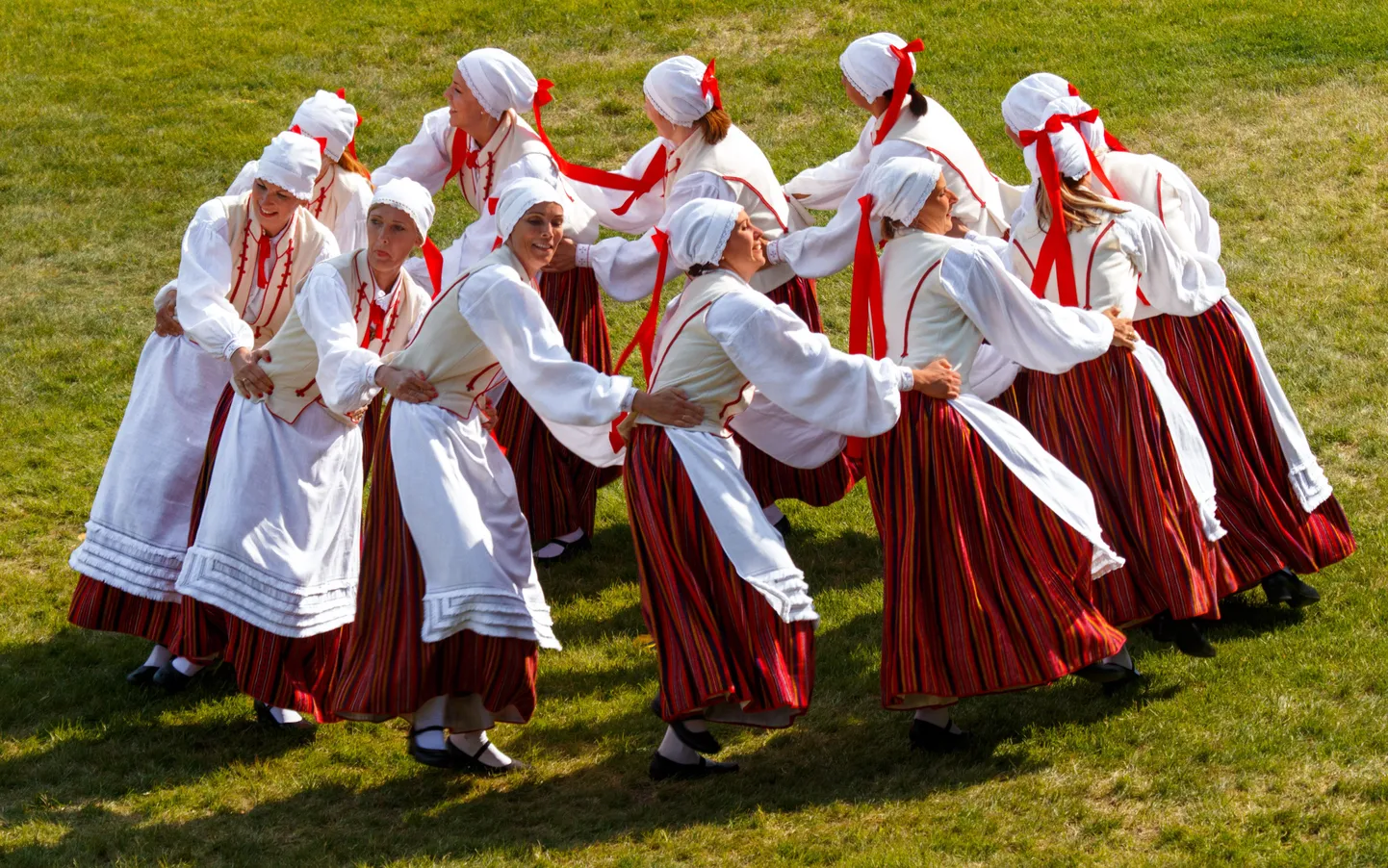 Valgamaa tantsupidu Valga keskstaadionil.
Rahvatants, tantsijad, taidlejad, tantsur