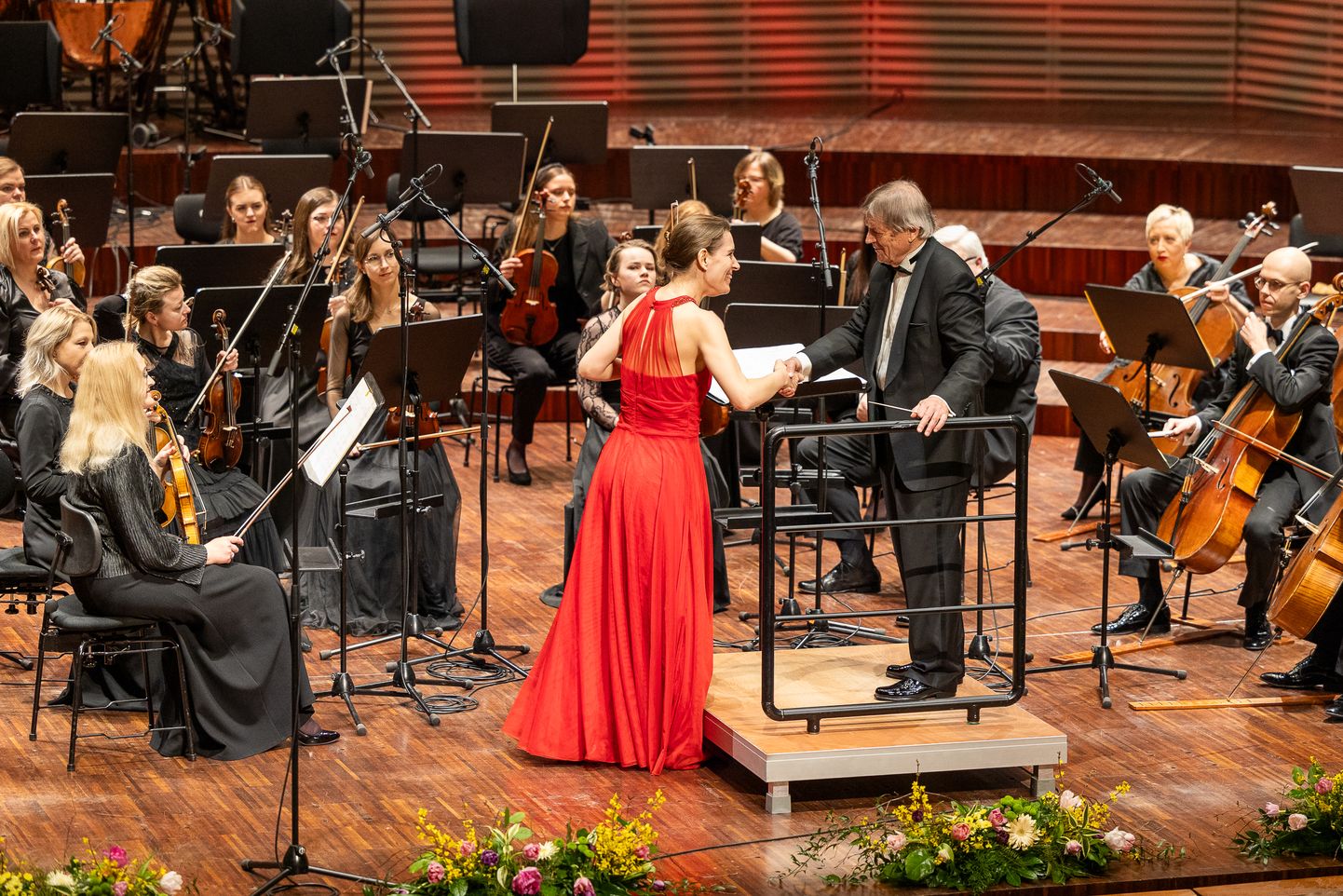 Vijolniece Katrīna ten Hāgena (Vācija) sarokojas ar diriģentu Juhu Kangasu (Somija).