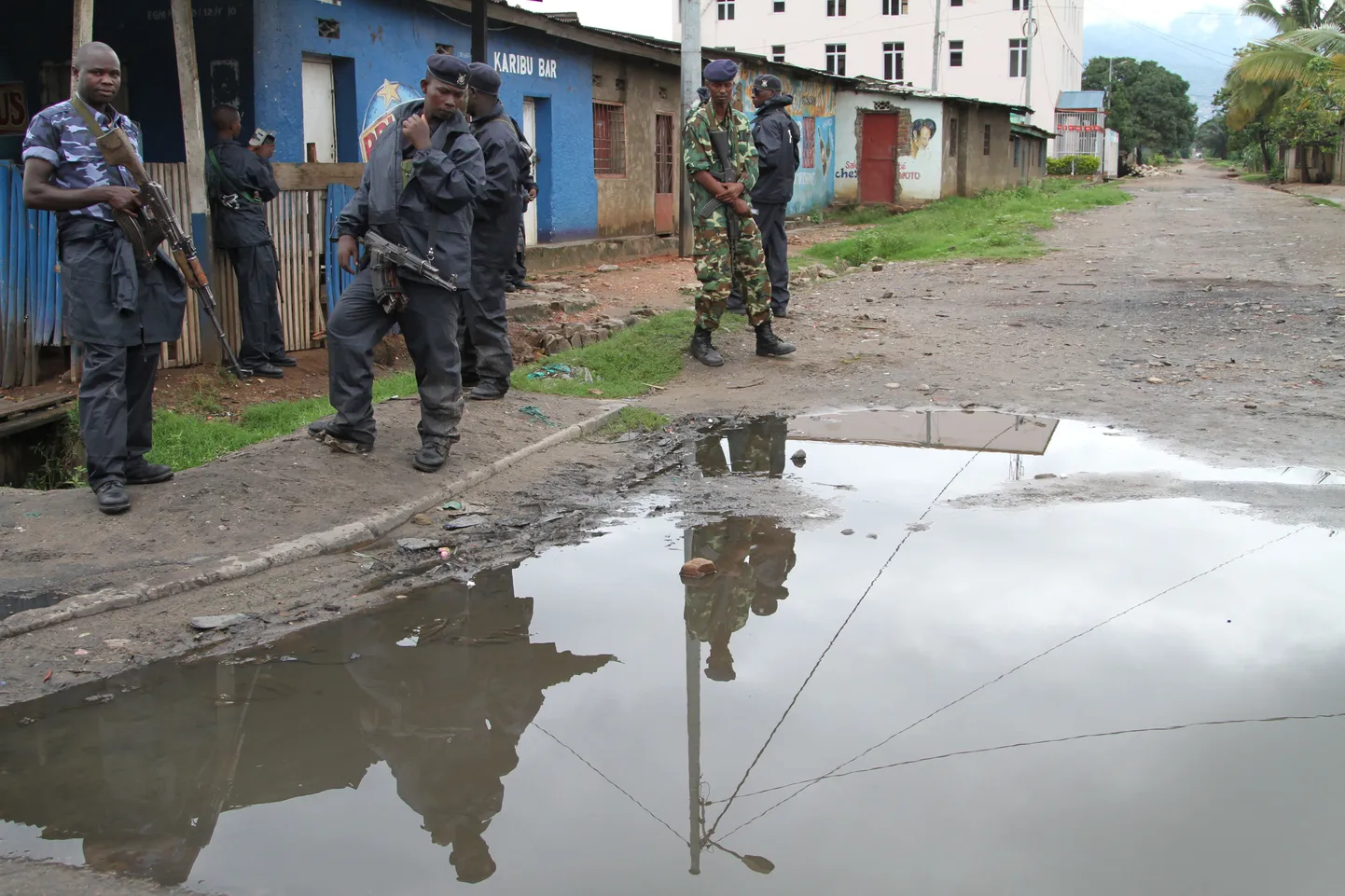 Burundi politsei ja sõdurid valvavad mahajäetud tänaval riigi pealinnas Bujumburas.