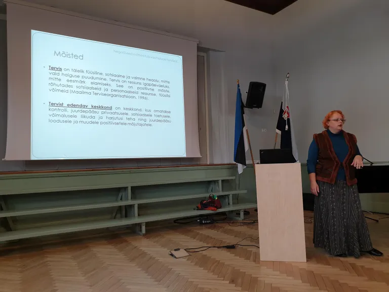 Kadri Maikov andis kahetunnises loengus ülevaate olulisematest mõistetest, tervendava aia tunnustest ja teooriatest, mis puudutavad inimese mõjutamist keskkonna kaudu ja esteetilist tundmuslikkust.