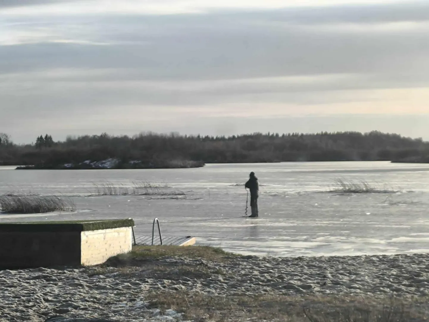 Kolmapäeval trotsis üks kalamees õnne Kadrina paisjärvel, kus jää oli vaid mõned sentimeetrid paks.